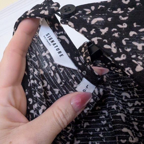 Reitmans Size Large Black and White Patterned Blouse - Picture 10 of 10